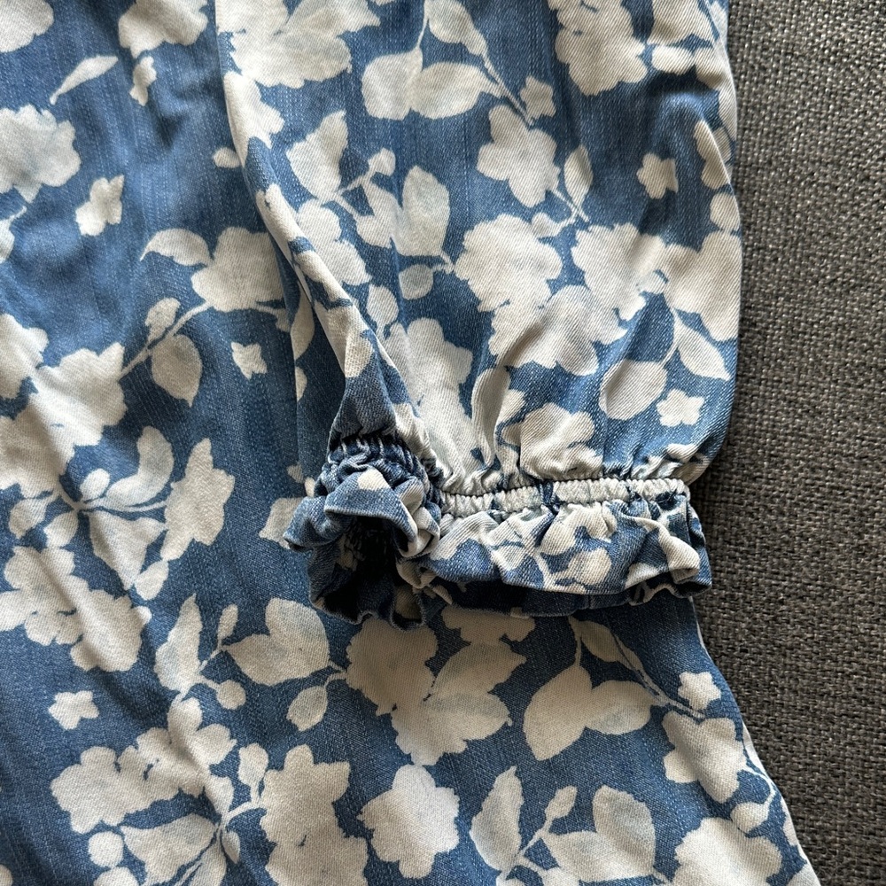 Intro. Blue and White Floral Blouse - Picture 4 of 8